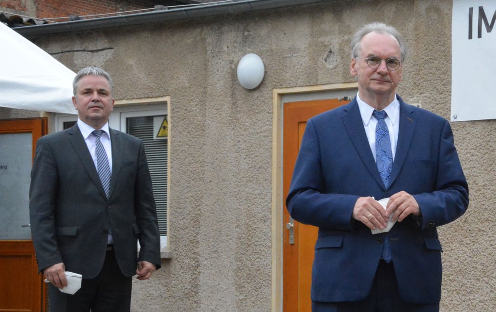 Landrat Michael Ziche (von links) mit Ministerpräsident Reiner Haseloff (beide CDU) vor dem Impfzentrum in Gardelegen.
