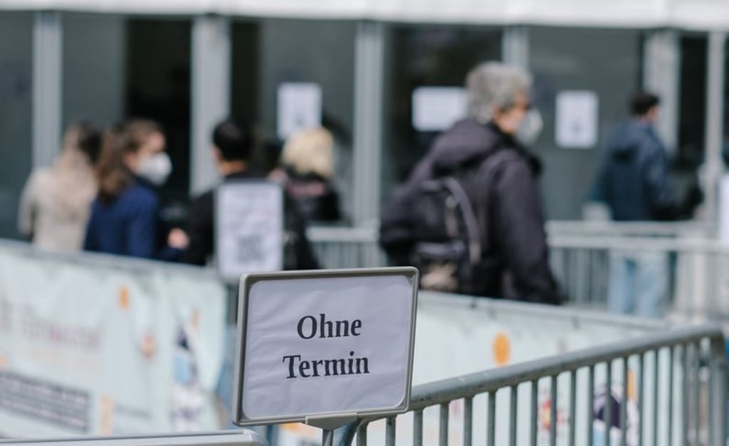 ARCHIV - 20.05.2021, Niedersachsen, Hannover: „Ohne Termin“ steht auf einem Schild vor einem Corona-Testzentrum in der Innenstadt. Die niedersächsischen Corona-Testzentren sind im Urlaubsmonat Juli stärker besucht worden als noch im Monat zuvor.