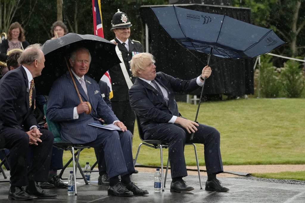 Prinz Charles (2.v.r) und Premierminister Boris Johnson (r) bei der Enthüllung des britischen Polizeidenkmals an der Gedenkstätte National Memorial Arboretum.