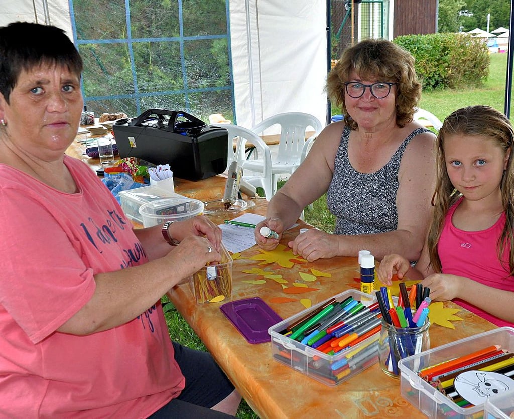 Wer gern spielt und bastelt, wie Frida und ihre Oma Gabi ist im Feriencamp der Jugendclubs am Strandbad ebenfalls genau richtig. Die Betreuerinnen wie Astrid Görisch freuen sich über jeden Feriengast.