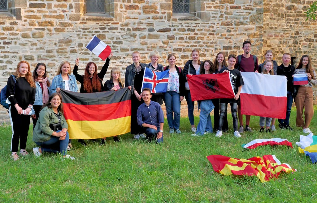 Die Eurocampteilnehmer nach der Märchennacht auf der Wiese an der Waldauer Kirche.