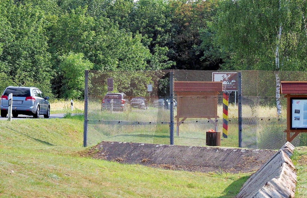 Am Grenzdenkmal Wülperode vorbei sollen in einigen Jahren die Kieslaster aus Wiedelah gen Norden zur Bundesstraße 82 rollen.