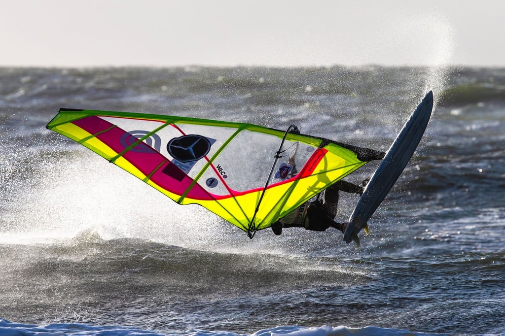 Windsurfer Marcilio Brown aus Brasilien während eines Wettkampfs in Aktion.