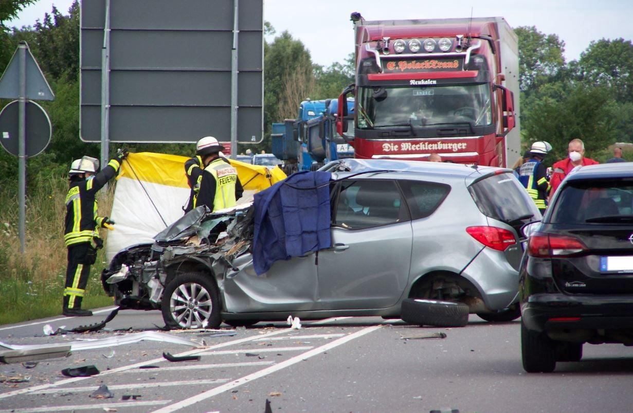 Tödlicher Unfall Auf Der Stendaler Ortsumfahrung Der B189: Opelfahrer ...