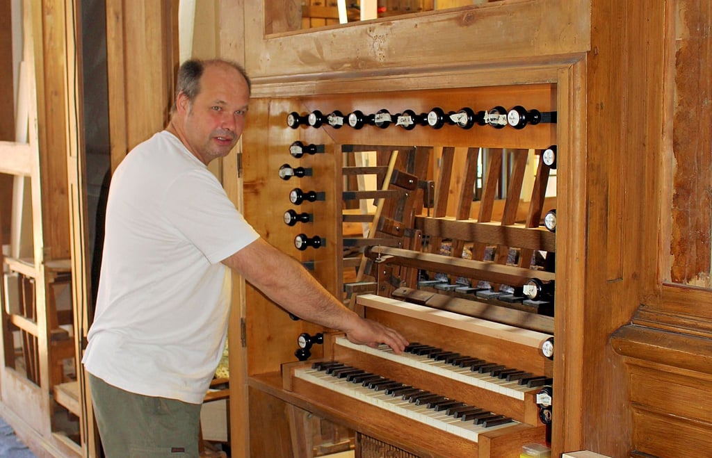 Obwohl erst wenige Orgelpfeifen eingebaut sind, entlockte Orgelbauer Martin Lodahl der Orgel nach vielen Jahrzehnten wieder erste Töne.