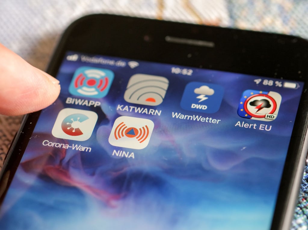 Verschiedene Warn-Apps, darunter die Notfall-Informations- und Nachrichten-App "Nina" des Bundesamts für Bevölkerungsschutz und Katastrophenhilfe, sind auf auf einem Smartphone zu sehen.