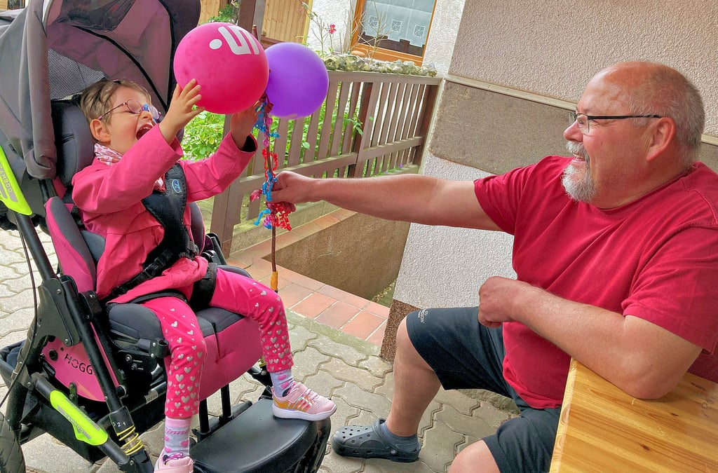 Andreas Dutkiewicz aus Coswig mit seiner Enkeltochter Lydia