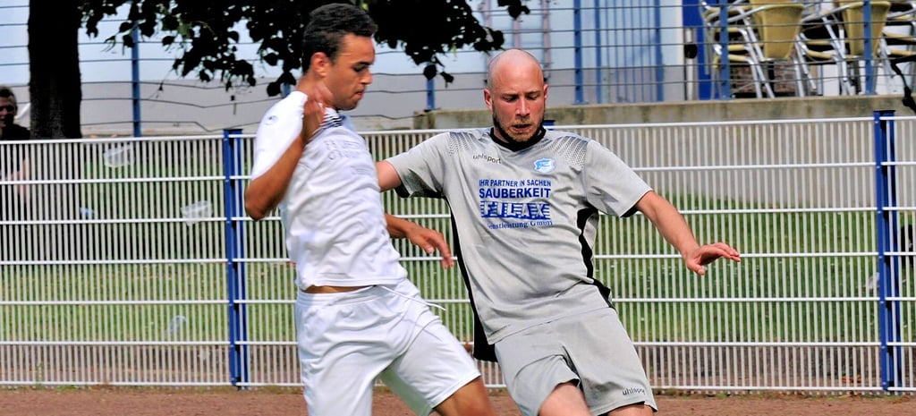 Enrico Czommer (r.) und die Calbenser waren auf dem Platz engagiert bei der Sache.