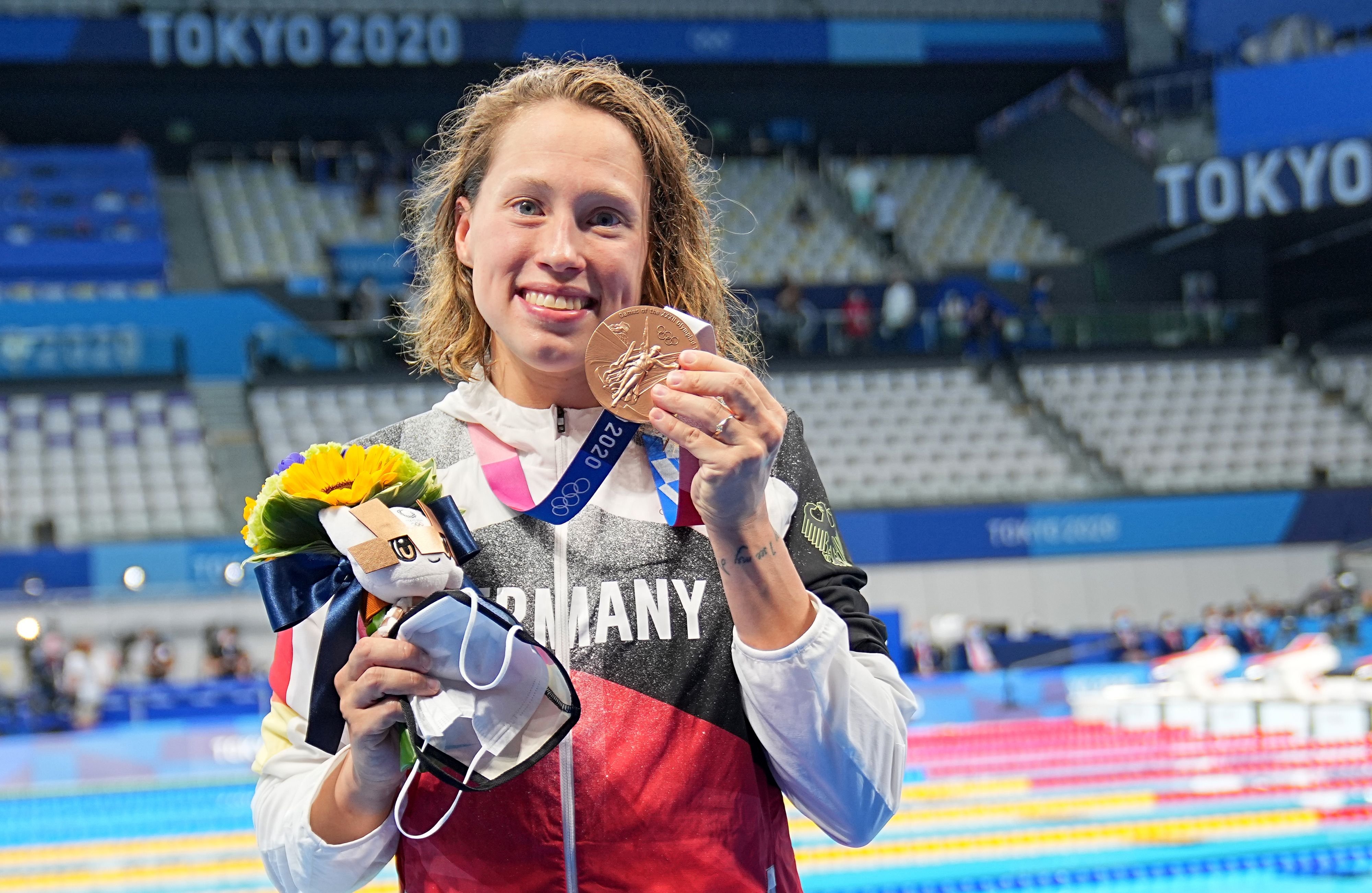 Sarah Köhler aus der Trainingsgruppe des SC Magdeburg hält die Bronzemedaille bei der Siegerehrung.