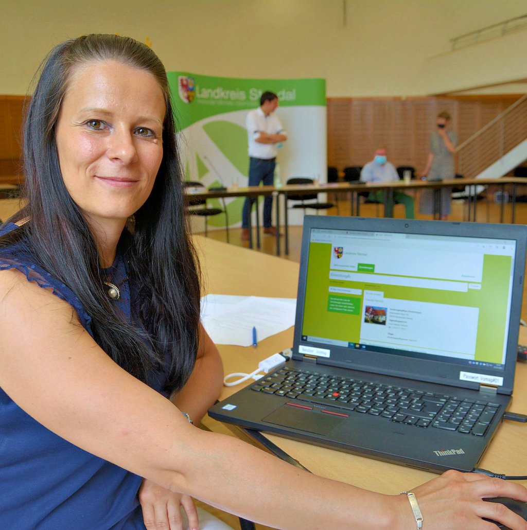 Nicole Wilde, Sachbearbeiterin Kindertagesbetreuung im Kreis-Jugendamt, stellte die einfache Benutzung des Elternportals am praktischen Beispiel vor.
