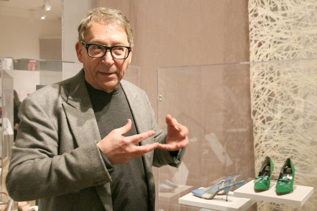 Stuart Weitzman in seiner Ausstellung mit historischen Schuhen.