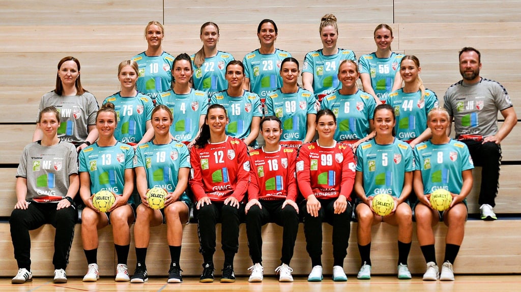 Das sind sie, Halles Wildcats,  die ab September in der ersten Handball-Bundesliga auf Torjagd gehen werden: (unten v. l.) Physiotherapeutin Maria Fritsche, Swantje Heimburg, Lea Gruber,  Anica Gudelj, Thara Sieg, Lara Lepschi, Edita Nukovic, Judith Tietjen, (Mitte v. l.), Trainerin Katrin Welter, Vanessa Dierks, Pia Dietz, Cecilie Woller, Marija Gudelj, Camilla Madsen, Julia Niewiadomska, Sportchef Jan-Henning Himborn, (oben  v. l.)  Simone Spur Petersen, Lena Smolik, Leonie Nowak, Helena Mikkelsen und Julia Redder.