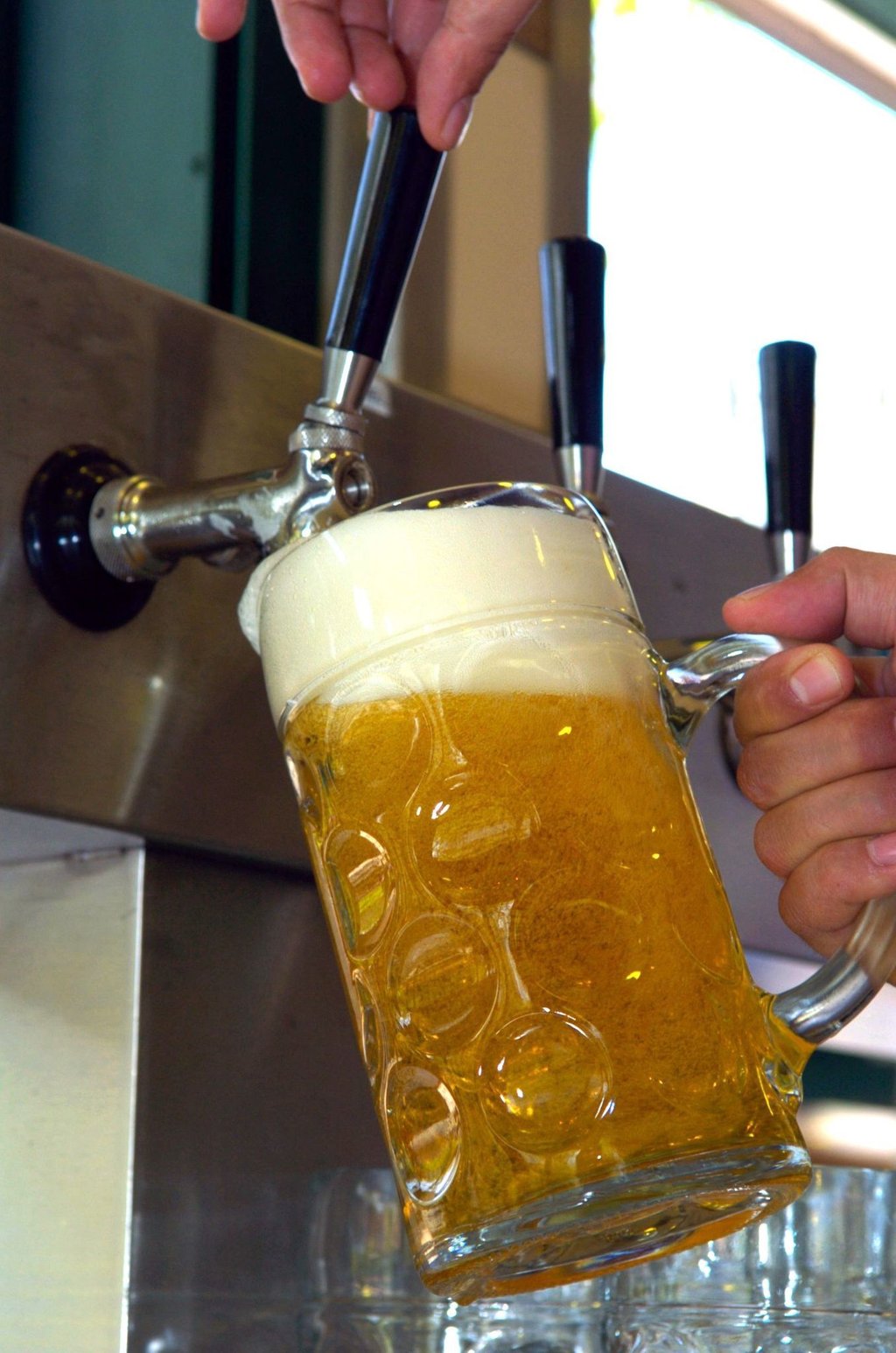 Ein Bier wird gezapft.