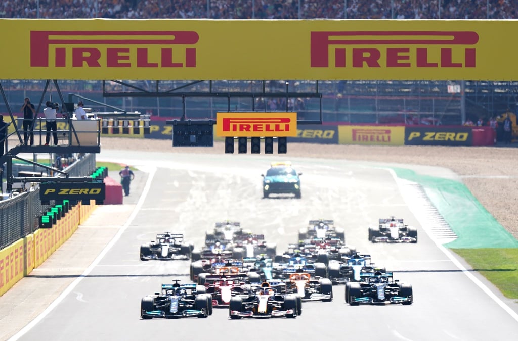 Direkt nach dem Start in Silverstone kam es zum Crash zwischen Lewis Hamilton (vorn l) und Max Verstappen (vorn M).
