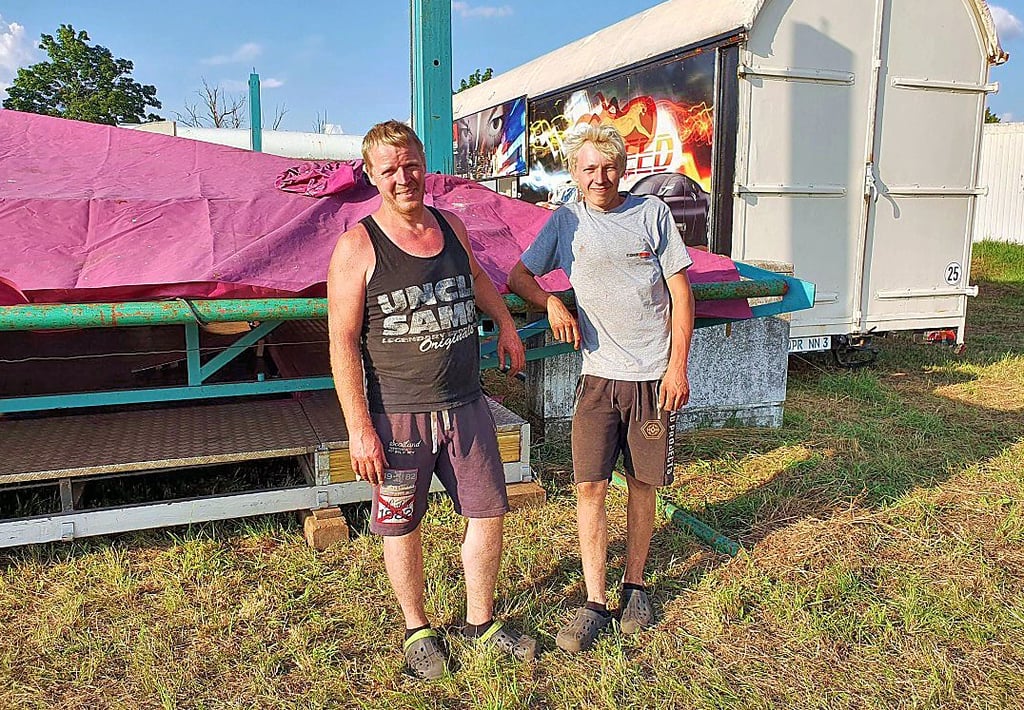 Zusammen mit seinem Sohn Jeremy hat Schausteller Nico Nachtigall (links) am Dienstag sein Autoscooter-Geschäft aufgebaut.
