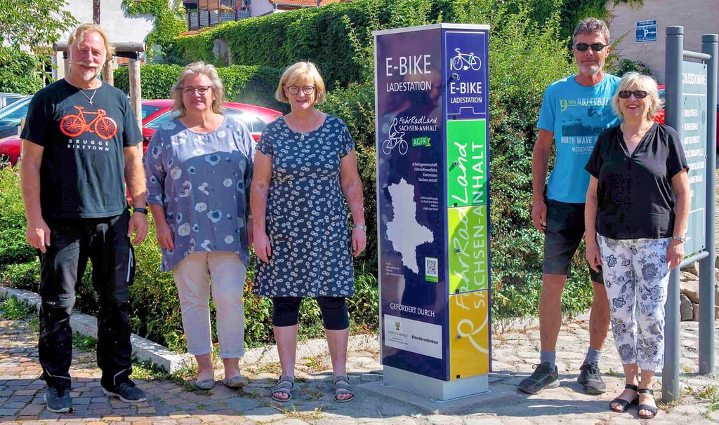 Die bunte Ladesäule soll zukünftig für eine bessere Aufenthaltsqualität auf der Schloßdomäne sorgen. Die Nutzung der Lade-Schließfächer ist kostenfrei. Die laufenden Kosten trägt die Stadtverwaltung.