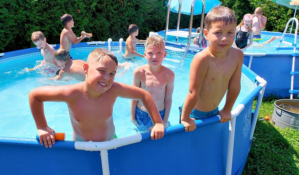 Matteo Hohndorf (am Beckenrand rechts) und Noah Schumann (links daneben) fahren in den Ferien an die Ostsee.