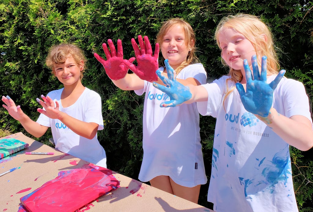 So macht Projekttag Spaß. Thea Rathmann, Pia Biesgen und Matilda Vorwerg haben ihre Farben auch zur Gestaltung der Hände verwendet.