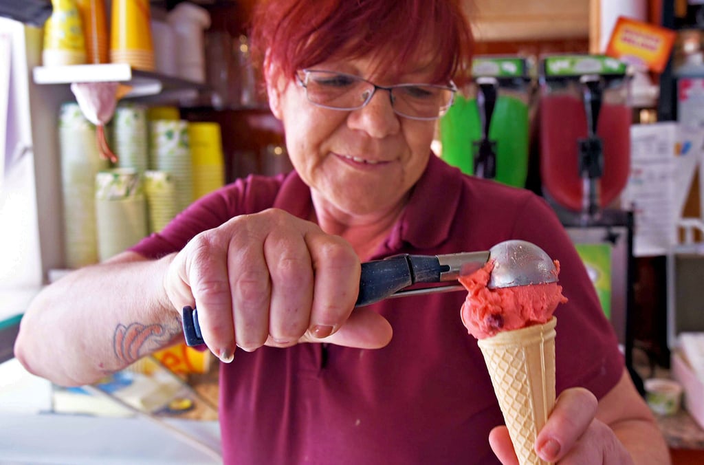 Der Renner im Ascherslebener Café Küster ist in diesem Jahr das Granatapfel-Eis.