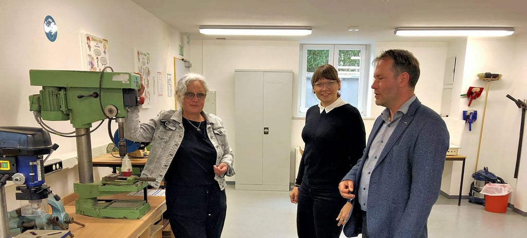 Die Mitarbeiter des Zentrums für WTH Heidi Traue (l.) und Daniel Albin (r.) führen Franziska Labitzke durch den renovierten Technikraum.