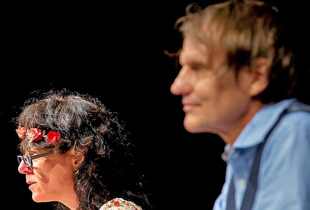 Annekatrin Schuch-Greiff als Melissa und Michael Hecht als Andrew in „Love Letters“