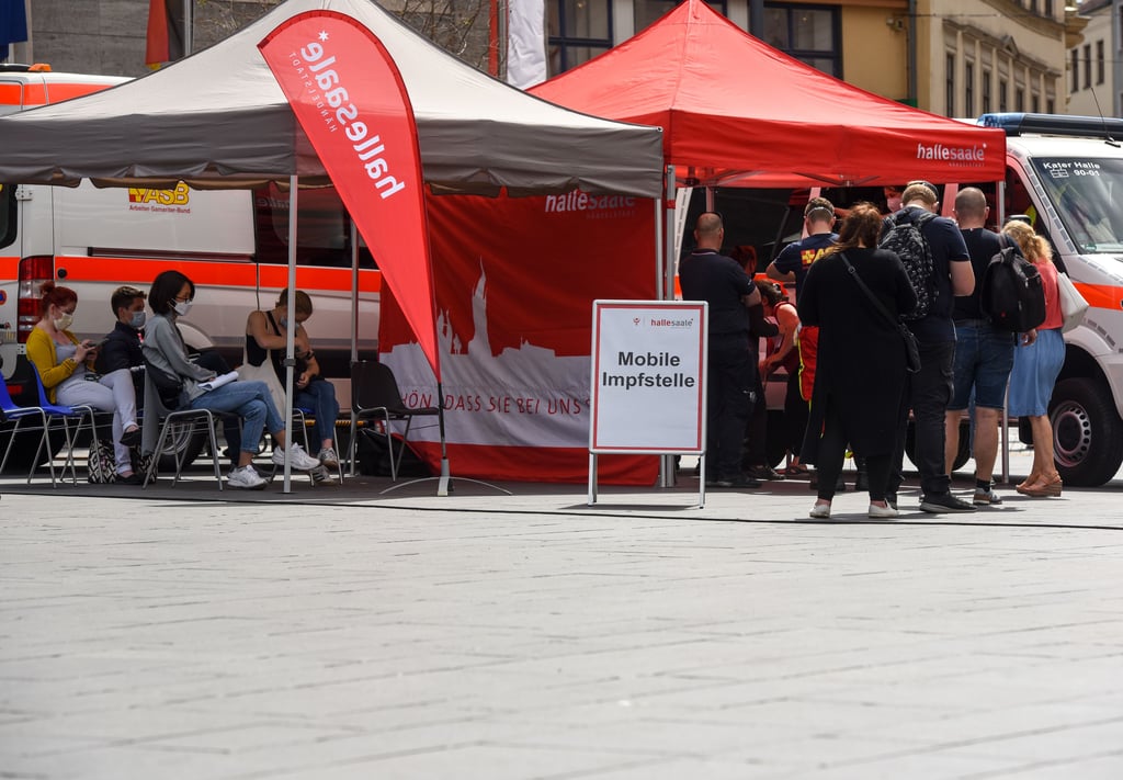 Auf dem Markt in Halle kann man sich ab Montag an einer mobilen Impfstation impfen lassen.