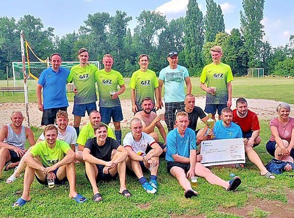 Die Bergwitzer Kicker haben den Pokal des Präsidenten erkämpft.
