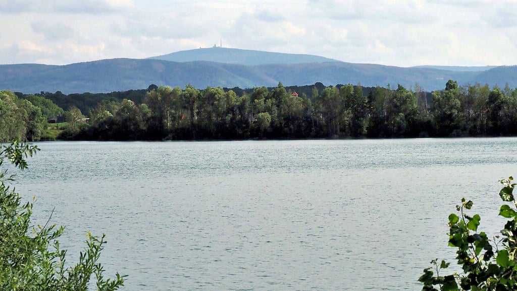 Das ist der schon vor der Wende entstandene Kiessee bei Wiedelah. Ein fast so großer See soll in etwa drei Jahrzehnten hinzukommen.