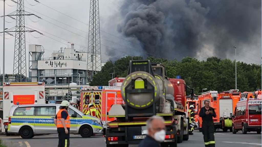 Nach der Explosion in einer Müllverbrennungsanlage in Leverkusen geht die Suche nach den Vermissten weiter.