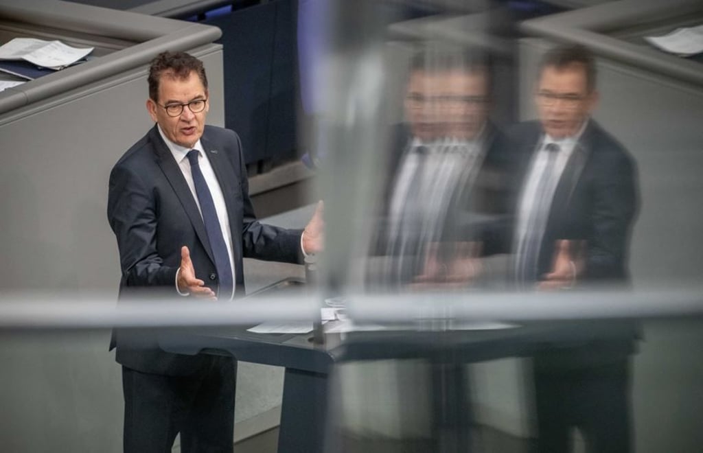 Angesichts des 70. Jahrestags der Genfer Flüchtlingskonvention hat Bundesentwicklungsminister Gerd Müller (CSU) die EU zu mehr Einsatz im Kampf gegen Fluchtursachen aufgerufen.