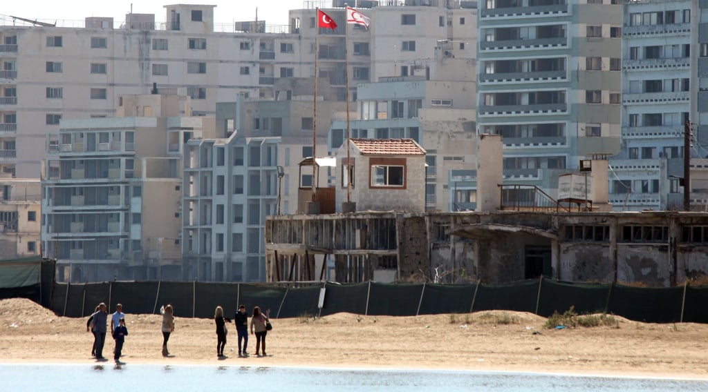 Menschen spazieren am Strand in der verlassenen Küstensiedlung Varosha (Archivbild).