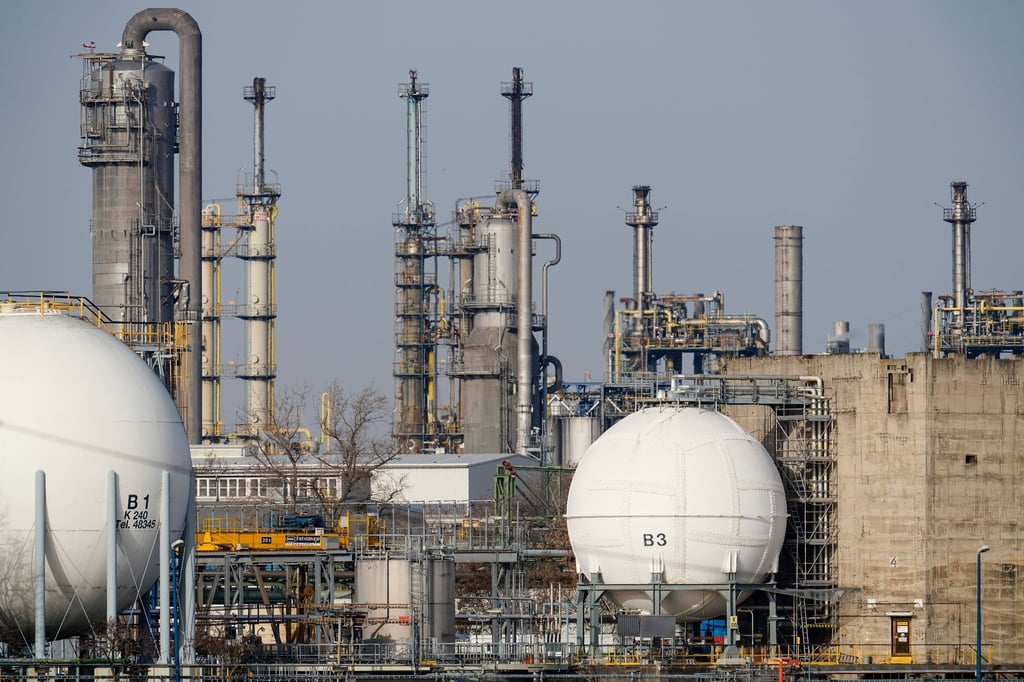 Gebäude auf dem Werksgelände von BASF in Ludwigshafen. BASF ist der größte Chemiekonzern der Welt.