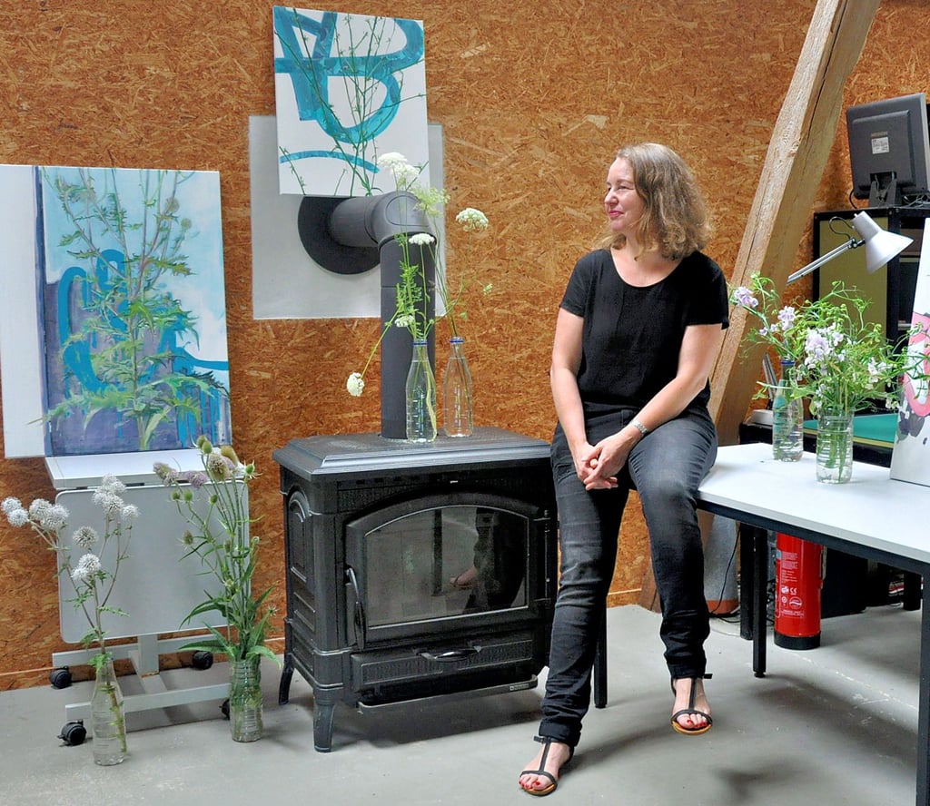 Die Stipendiatin Silke Miche aus Berlin mit einigen ihrer Bilder im Atelier des Kunsthofes in Dahrenstedt bei Stendal.