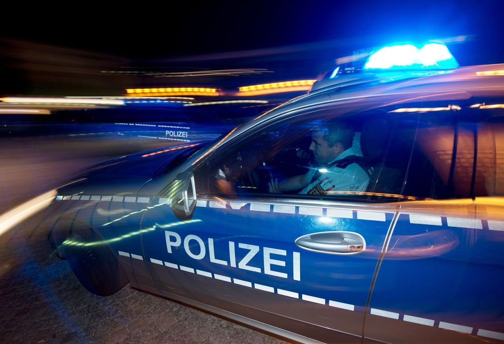Eine Polizeistreife fährt zu einem Einsatz.