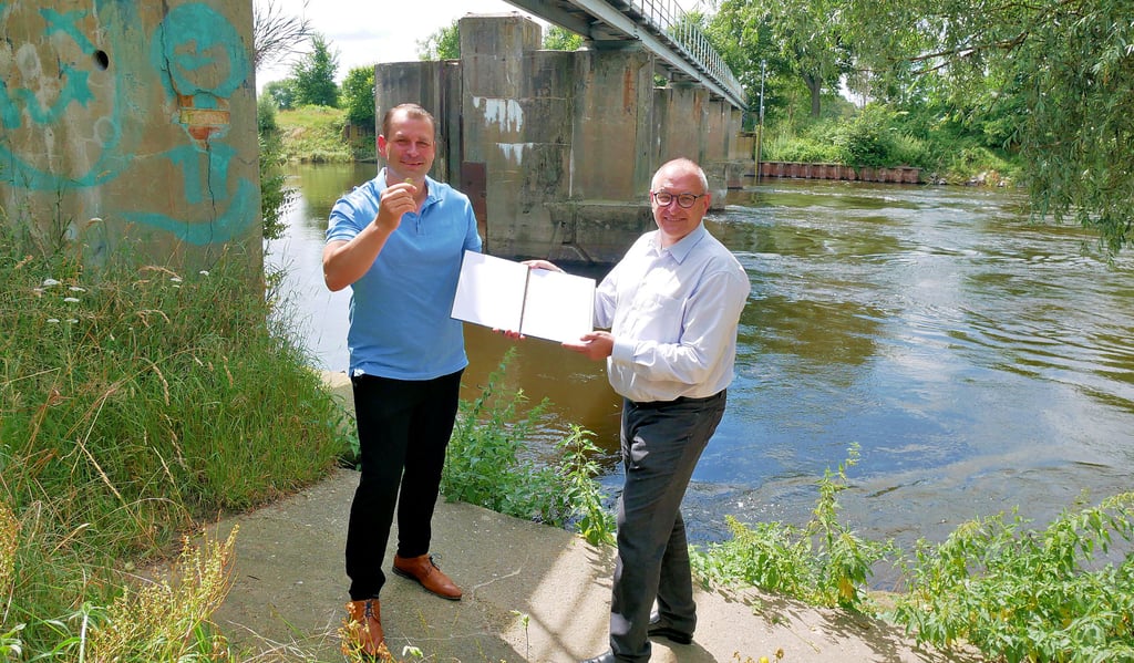 Ferid Giebler (l.) und Kai Uwe Krauel bei der symbolischen Übergabe vor dem Muldewehr.