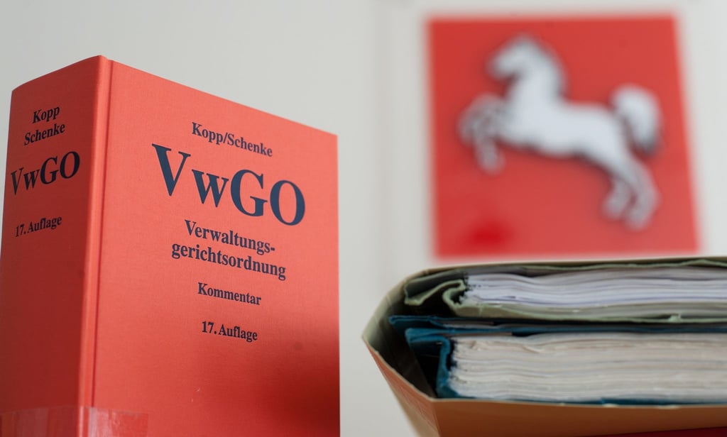 Die Verwaltungsgerichtsordnung steht im Niedersächsischen Oberverwaltungsgericht (OVG) auf einem Tisch.