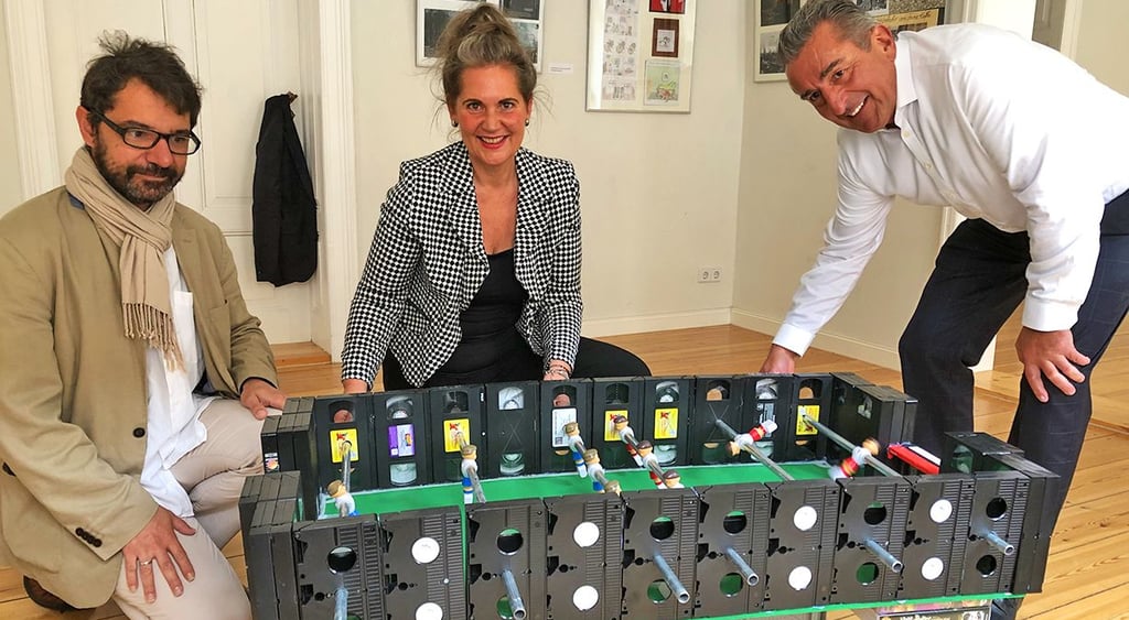 Testen in der Ausstellung ein Tischfußballspiel, umrandet mit Videokassetten: Jörg Riemer, Leiter der Berufsbildenden Schulen, die Landtagsabgeordnete Elke Simon-Kuch und Landtagspräsident Gunnar Schellenberger (v.li.)