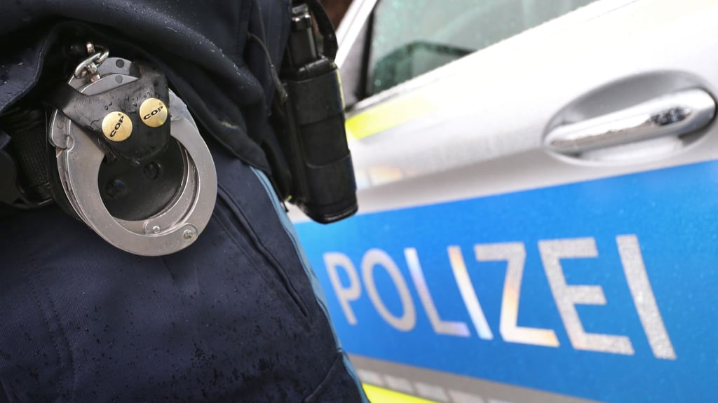 Ein erwischter Ladendieb wurde in Salzwedel renitent. Die Polizei legte ihm Handschellen an.
