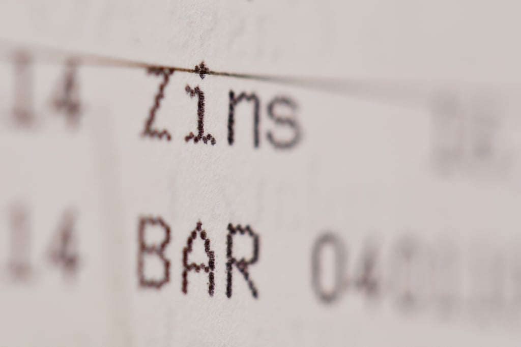 Immer mehr Städte und Gemeinden in Sachsen-Anhalt zahlen bei ihren Banken für Guthaben.