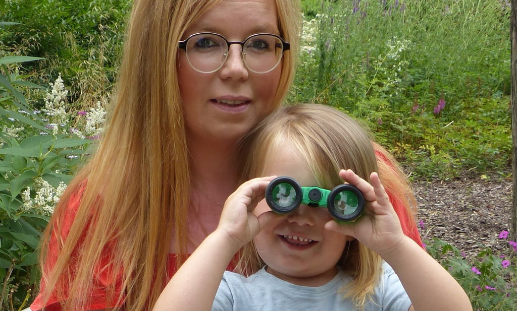 Moni Wittkowski sucht Ferngläser, damit die Kindertagesstätte ihres Sohnes Mika mehr Aktionen in der Natur nachgehen kann.