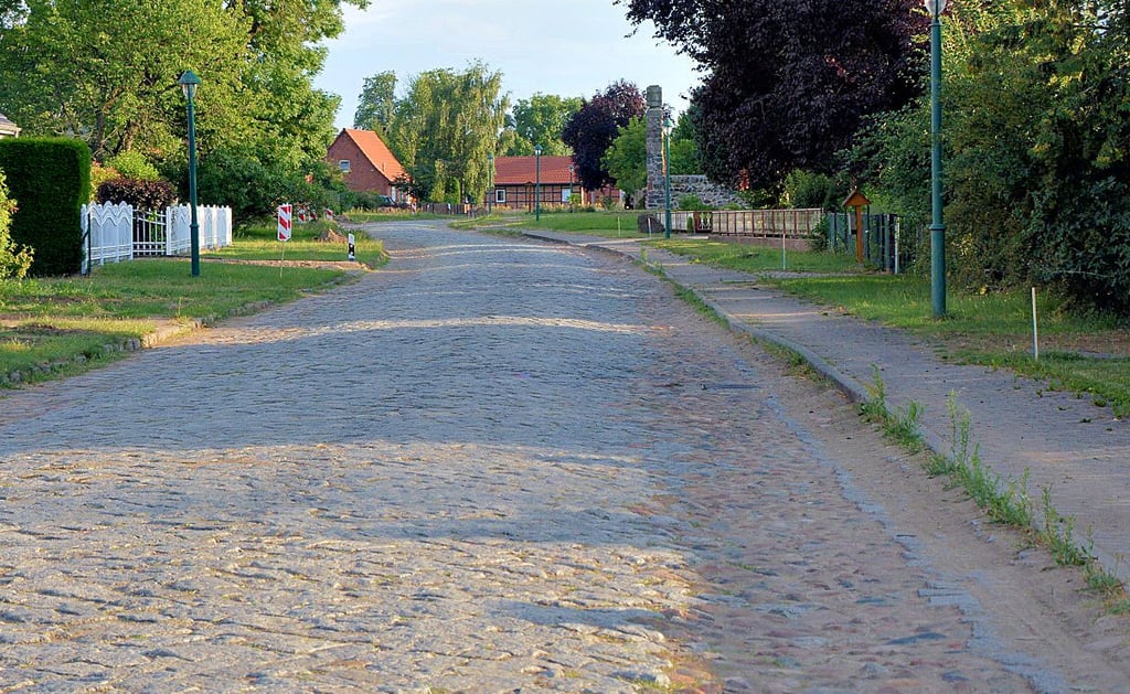 Glatter Asphalt soll das holprige Natursteinpflaster ablösen. Wo der Gehweg der Fahrbahn zu nahe kommt, wird er verbreitert.