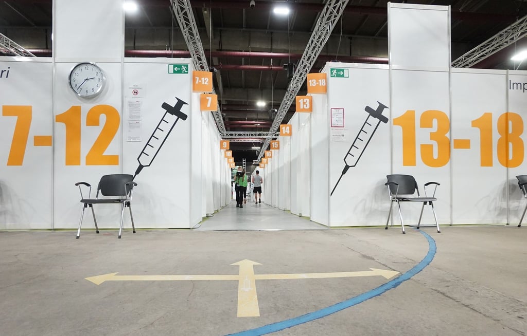 Blick auf den Zugang zu den Impfkabinen im Impfzentrum im Erika-Heß-Eisstadion.