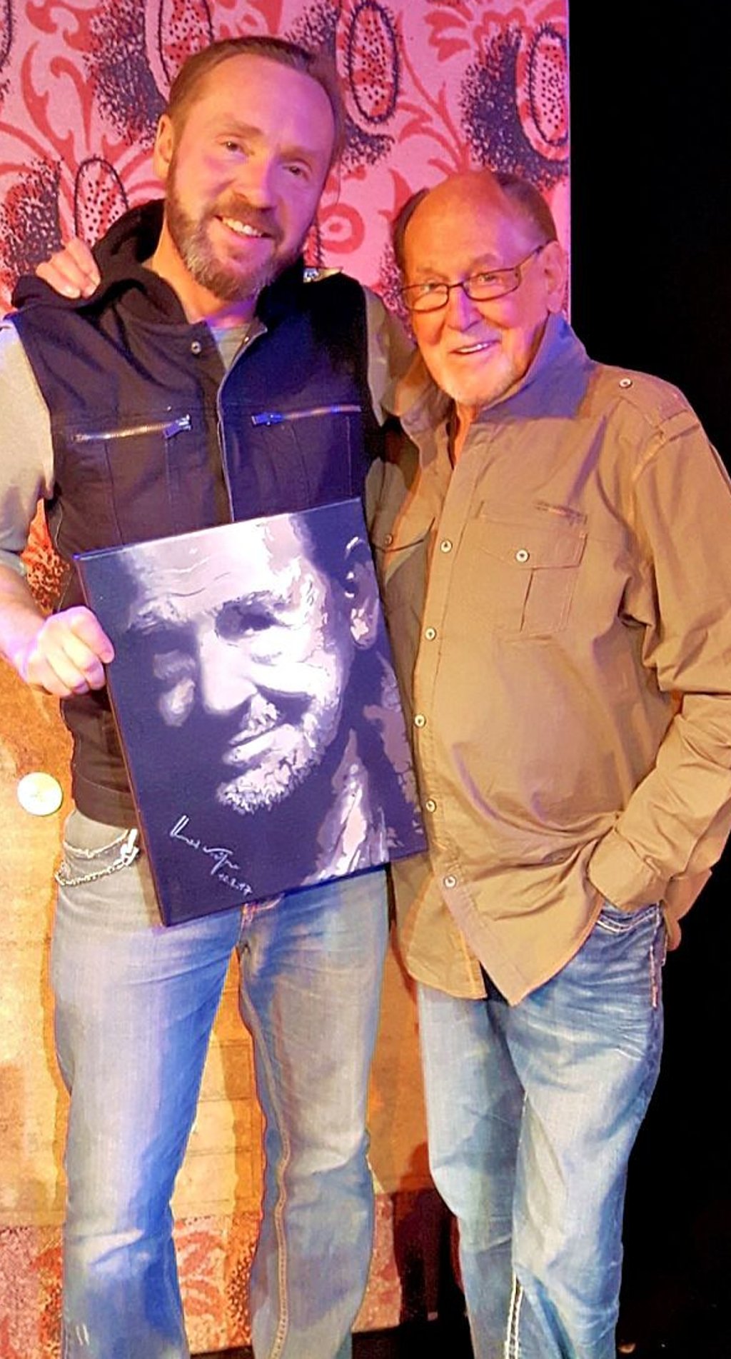 Der Bitterfelder Künstler Ronny Claus malte den Schauspieler nach Fotos. Herbert Köfer gefiel das entstandene Gemälde, das er beim Treffen signierte.