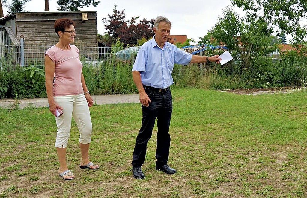 Birgit Weber, Ortschefin von Schlagenthin und Bürgermeister Harald Bothe am Standort des zukünftigen Jugendclubs.