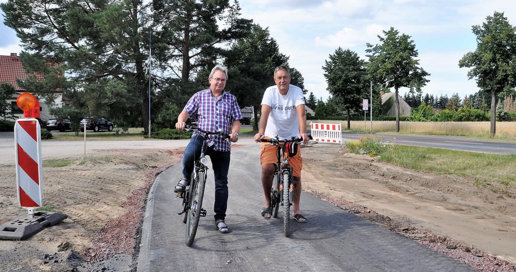 Nach langen Jahren nimmt der so dringend benötigte Radweg zwischen Genthin und Parchen endlich Gestalt an. Dessen Fertigstellung wollen Ortsbürgermeister Hubert Schwandt und Heimatvereinsvorsitzender Michael Karbe mit einem Begrüßungsfest feiern.