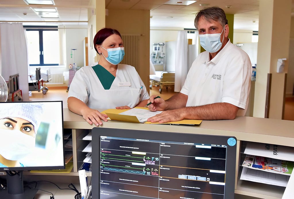 Der Ärztliche Direktor der Helios-Klinik Köthen, Dr. Peter Trommler, im Gespräch mit Schwester Manja Bethe