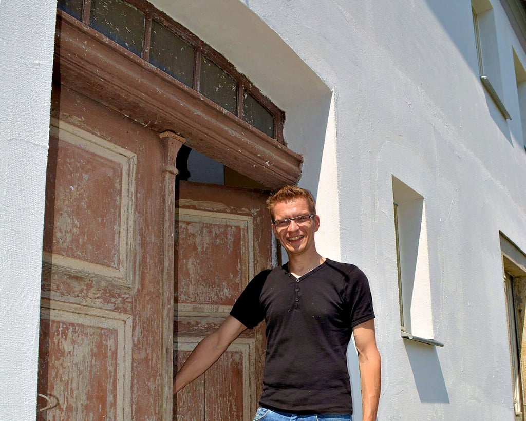 Thomas Werner an der Eingangstür zum alten Pfarrhaus.