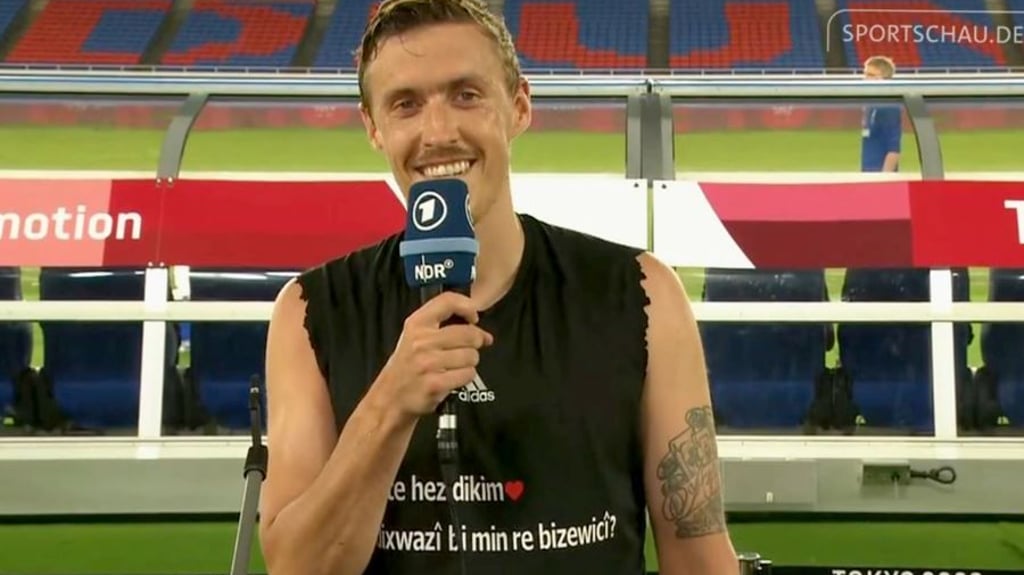 Der Screenshot aus der Olympiaberichterstattung der ARD zeigt Max Kruse, der nach dem Spiel der deutschen U21 Fußball-Nationalmannschaft in Yokohama seiner Freundin Dilara während des Interviews einen Heiratsantrag macht.