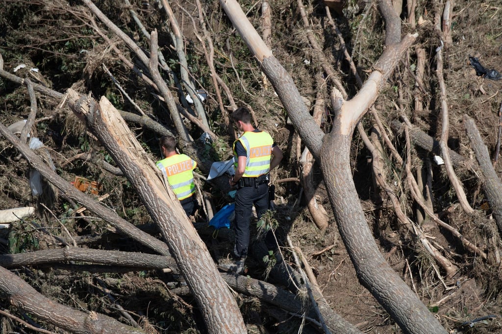 Polizisten im Einsatz nach dem Unwetter in Rheinland-Pfalz.
