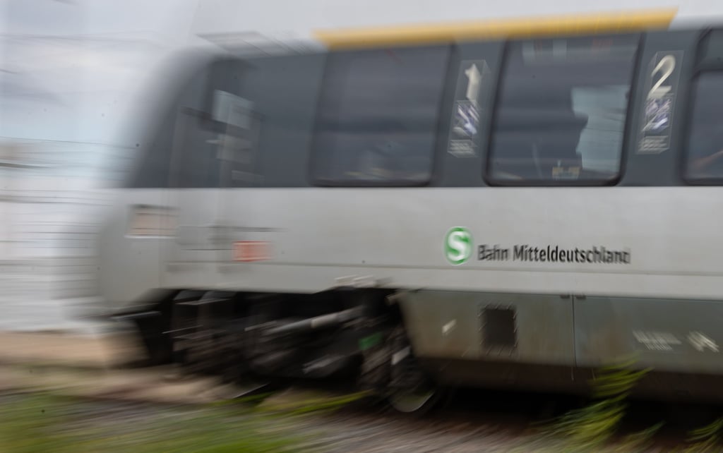 Eine S-Bahn fährt in den Haltepunkt Gröbers zwischen Halle/Saale und Leipzig.